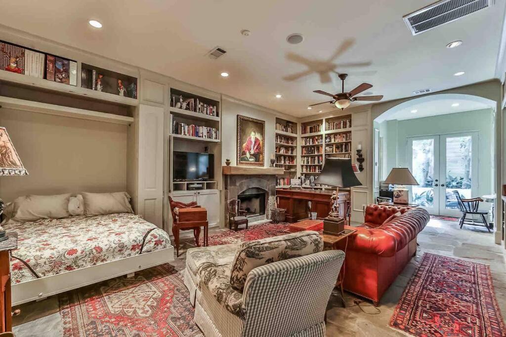 Artist'S Library With A Private Swimming Pool Apartment Houston Exterior foto